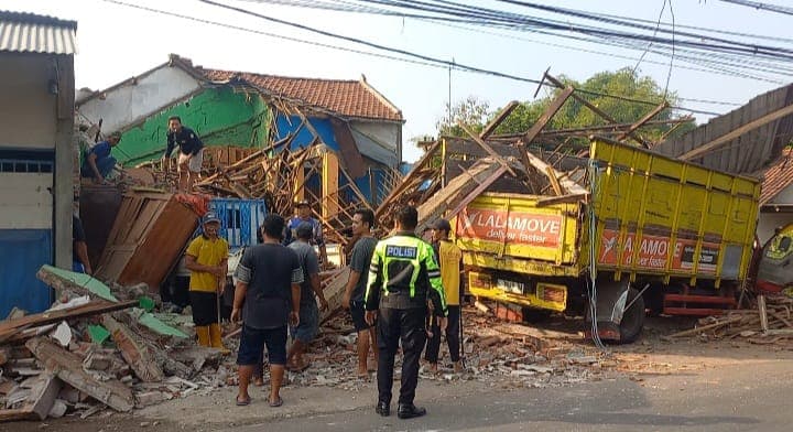 Kecelakaan Truk Tabrak Rumah Warga Hingga Hancur di Jombang, Dua Orang Luka