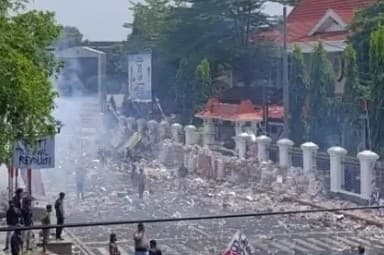 Aksi Demo Ricuh! Kantor Bupati Pati Dilempari Botol dan Batu, Kaca Jendela Pecah