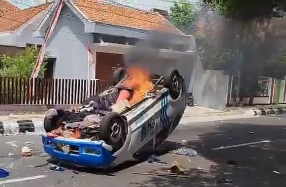 Unjuk Rasa Tuntut Bupati Pati Mundur Berujung Ricuh, Mobil Polisi Dibakar