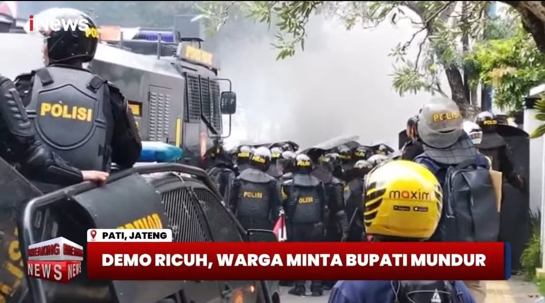 Demo Bupati Pati Memanas, Polisi Kerahkan Water Cannon Semprotkan Gas Air Mata