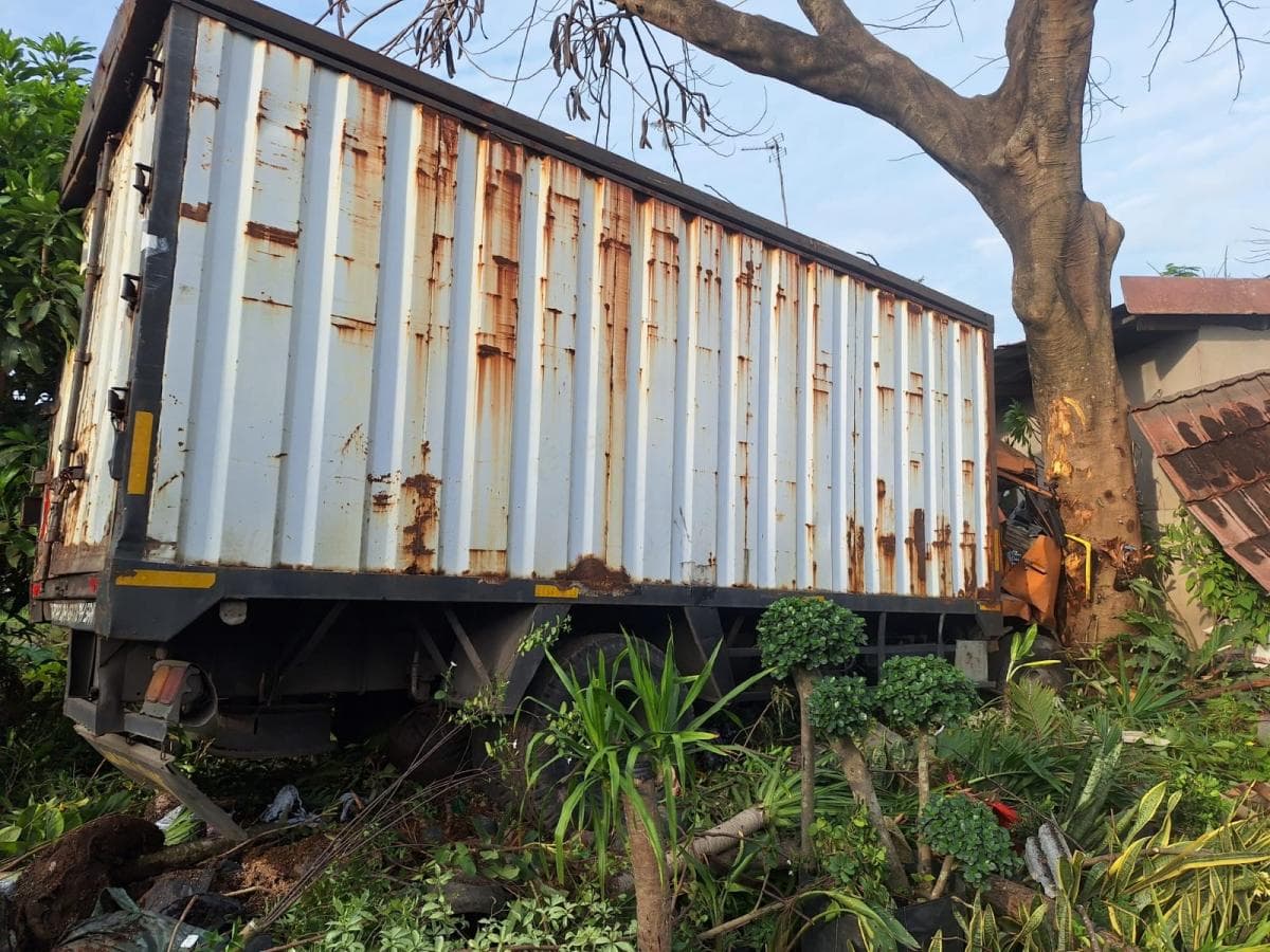 Tragedi Maut Truk Hantam Toko Tanaman di Karawang, Pekerja Tewas Seketika Tragedi Maut Truk Hantam Toko Tanaman di Karawang, Pekerja Tewas Seketika