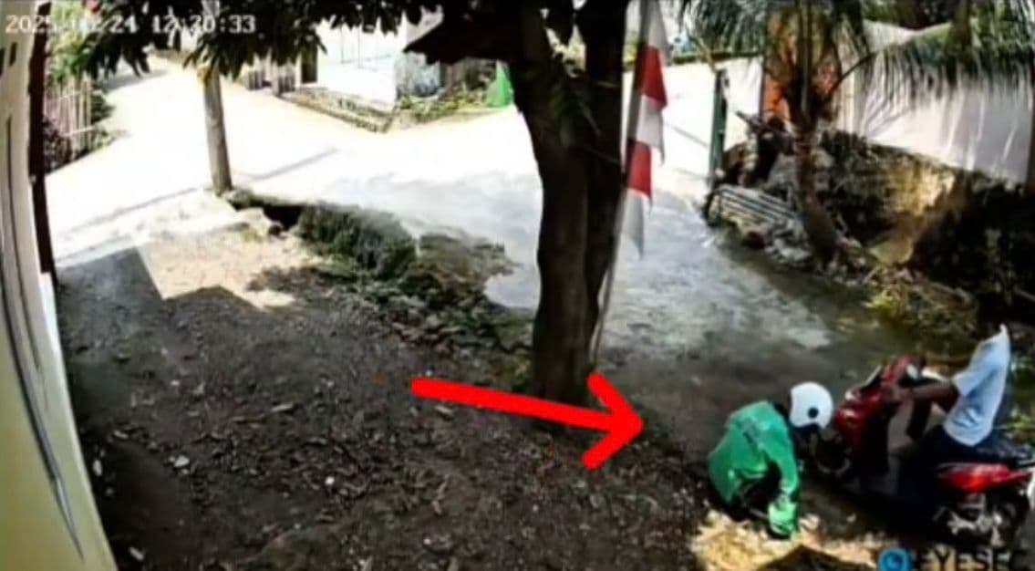 BREAKING NEWS: Terekam CCTV! Kurir Narkoba Tinggalkan Paket Ganja di Perumahan Cipto Cilebut Barat