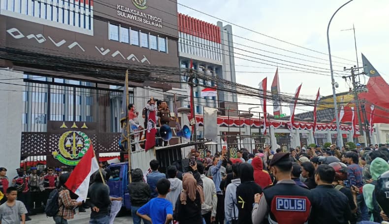 Massa Geruduk Kejati Sulsel, Desak Penuntasan Kasus Dana Pokir DPRD Kabupaten Bone Massa Geruduk Kejati Sulsel, Desak Penuntasan Kasus Dana Pokir DPRD Kabupaten Bone