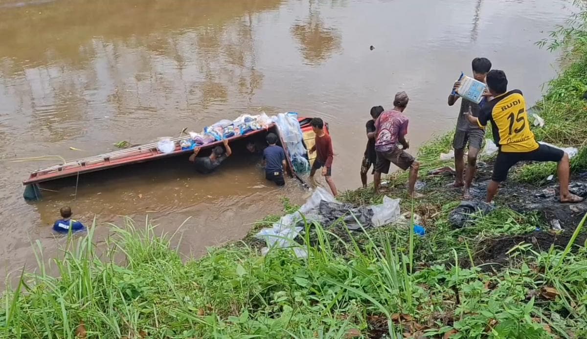 Hindari Kendaraan Lain Truk Bermuatan 10 Ton Beras Terjun ke Sungai Bondoyudo