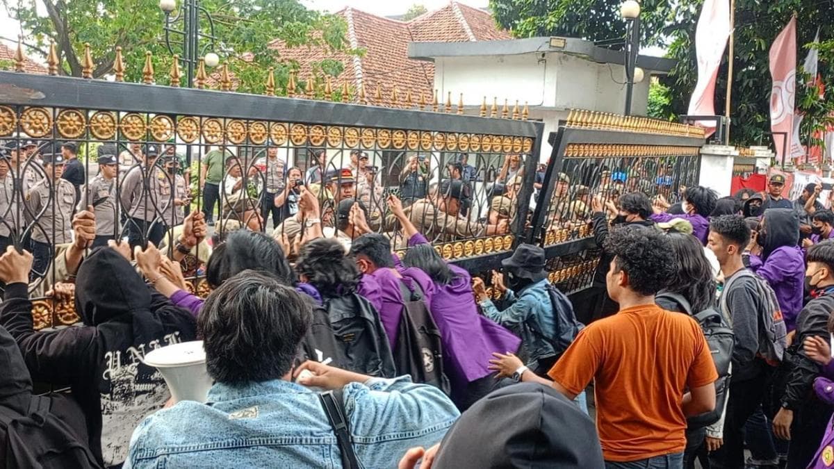 Demo Mahasiswa Unpak di DPRD Kota Bogor Ricuh, Pagar Gedung Dirobohkan