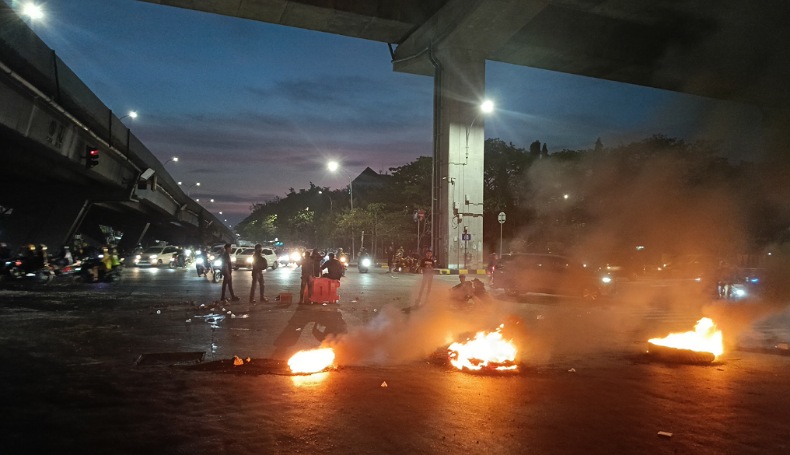 Tuntut Reformasi Polri, Demo Mahasiswa di Fly Over Makassar Hingga Malam Hari