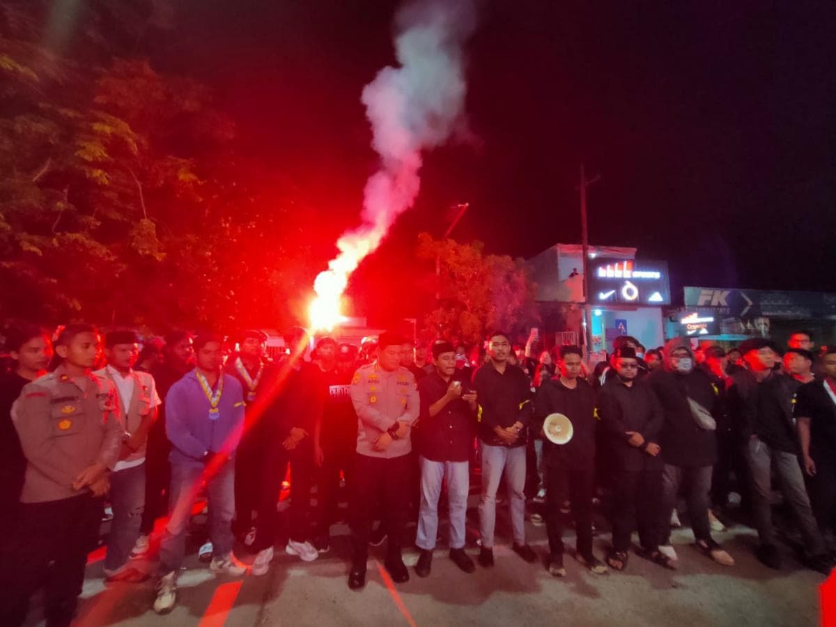 Demo Damai Mahasiswa di Polres Jombang, Tabur Bunga Hingga Doakan Affan Kurniawan