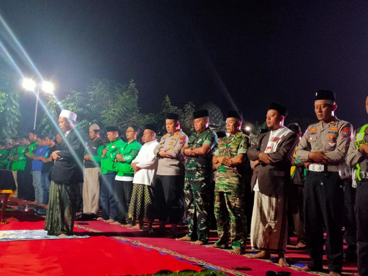 Polisi Dan Ratusan Pengemudi Ojol Salat Gaib di Polres Jombang, Doakan Affan Kurniawan