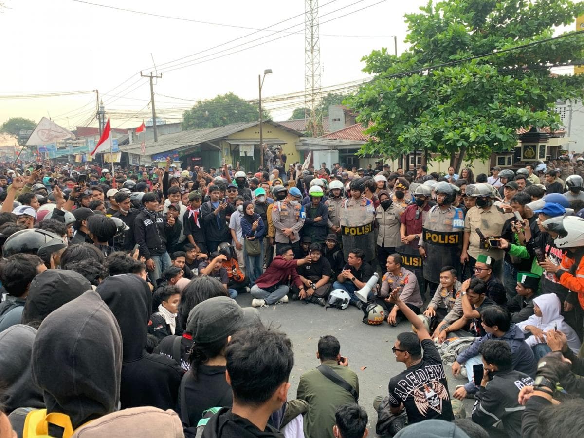 Setelah Chaos, Kapolres Karawang Temui Massa Aksi dan Dengar Aspirasi