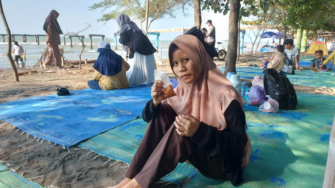 Libur Panjang, Ribuan Wisatawan Padati Pantai Widuri Pemalang