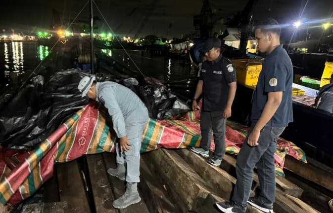 Bakamla dan KLHK Gagalkan Pengangkutan Kayu Ilegal di Batam