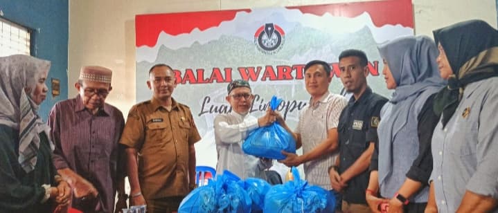 Balai Wartawan Salurkan Donasi untuk Pedagang Korban Kebakaran Pasar Payakumbuh
