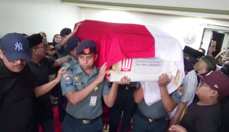 Peti Diselimuti Merah Putih, Kapten Haryanto Tahir Pilot Heli Jatuh Dimakamkan di Gowa