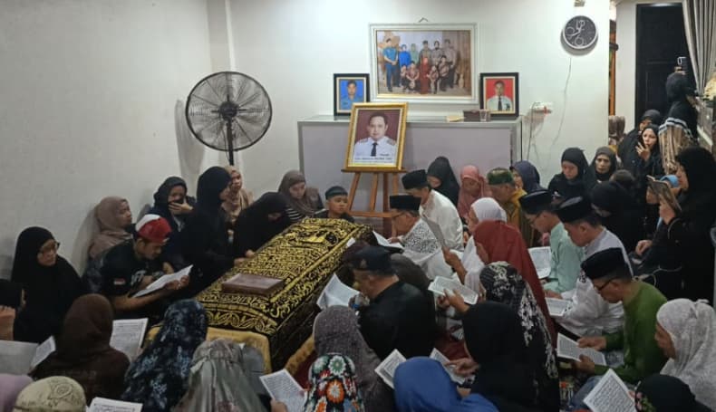 Isak Tangis Keluarga Sambut Jenazah Pilot Helikopter Jatuh di Kalsel saat Tiba di Makassar