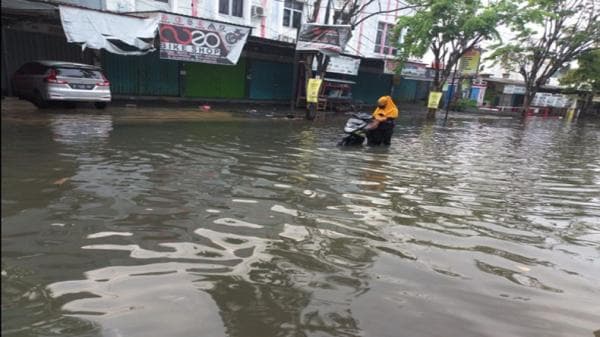 Hujan Sepanjang Malam, Semarang Dikepung Banjir