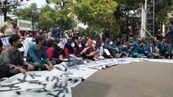 Massa Buruh Demo Besar-besaran di Gedung MK Hari Ini, Ribuan Personel Gabungan TNI-Polri Dikerahkan