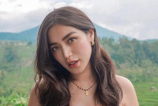 Wadaw, Jessica Iskandar Pakai Tank Top Bertali Tipis ke Acara Sekolah Anak
