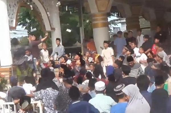 Tradisi Unik Tangkap Uang Dan Selawatan di Madura Untuk Rayakan Maulid Nabi