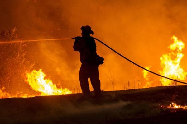 Diduga Korsleting Listrik, Pabrik Pengolahan Plastik di Margaasih Bandung Terbakar