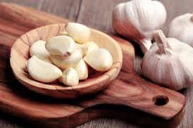 Mengapa Tangan Gatal dan Terasa Panas Terbakar Usai Pegang Bawang Putih ? Temukan Jawabannya Disini