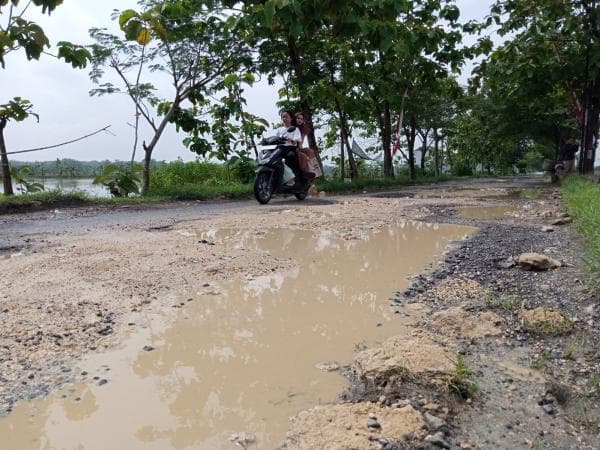 Hati-hati, Jalan ke Wisata Religi Makam Ki Ageng Tarub Rusak Hati-hati, Jalan ke Wisata Religi Makam Ki Ageng Tarub Rusak