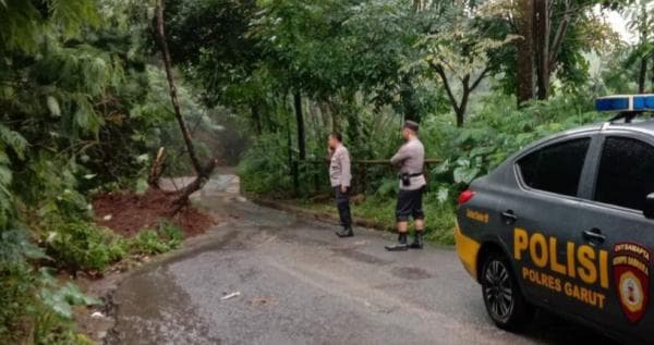 Curah Hujan Tinggi, Masyarakat Pengguna Jalur Bandung-Garut Via Kamojang Diimbau Waspada Longsor