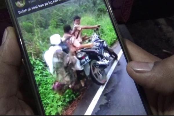 Kurang Ajar! Viral Pelajar Bermotor Tendang Nenek Pejalan Kaki Kurang Ajar! Viral Pelajar Bermotor Tendang Nenek Pejalan Kaki