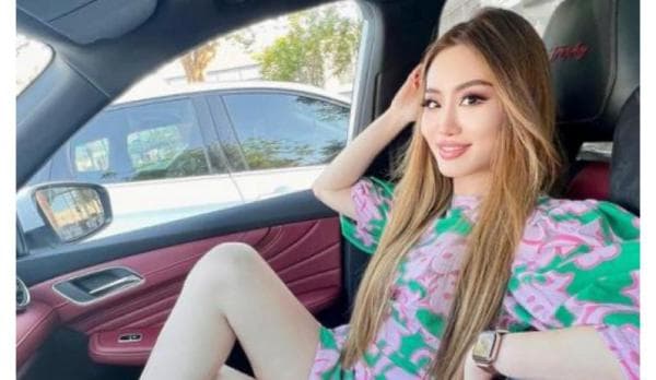 Intip Potret Seksi Pramugari Alice Liu Pakai Dress Mini hingga Bikini