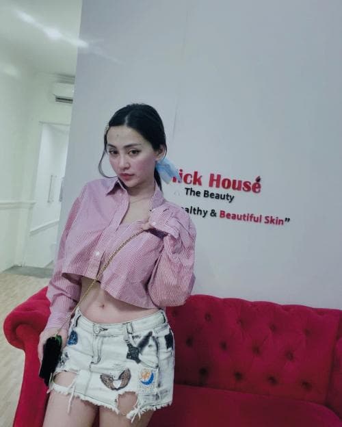 Begini Gaya Seksi Pedangdut Cupi Cupita, Terlihat Aduhai Pakai Bawahan Hot Pants Sobek-sobek