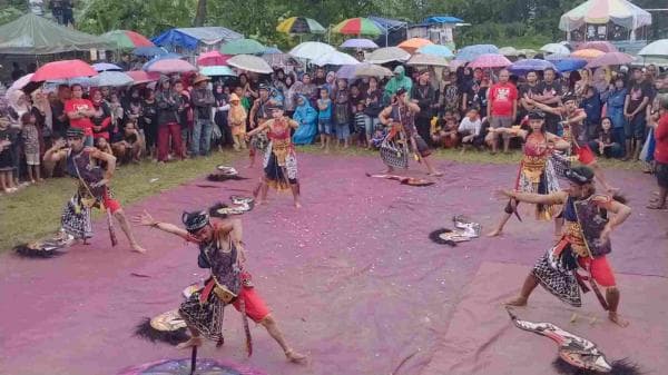 Seru! Pentas Kuda Lumping di Tengah Hujan Deras, Pawang Komat-kamit Baca Mantra