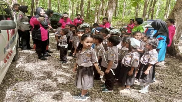 Anak TK Bhayangkari Kemala 03 Kefamenanu Diajak Kenali Lingkungan Hutan Wisata Oeluan