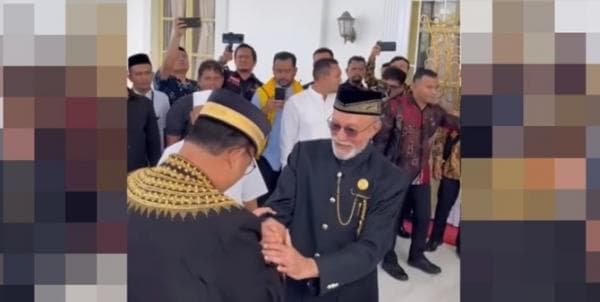Kenakan Setelan Baju Khas Aceh, Anies Baswedan Bertemu Wali Nanggroe