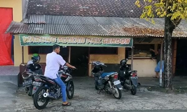 Hanya Jualan Nasi Telur dan Soto, Pria Ini Raup Omset Ratusan Juta Perbulan