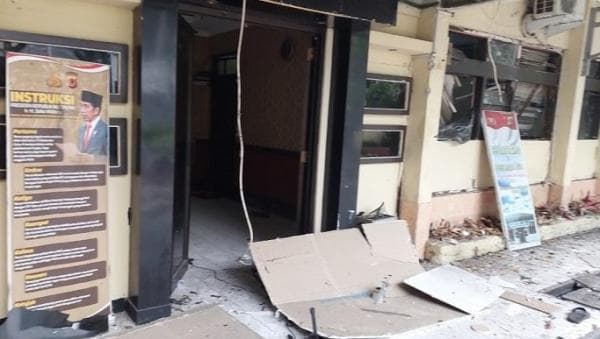 Pria Gondrong Tergeletak di Polsek Astanaanyar, Tubuh Hangus dan Berdarah Pria Gondrong Tergeletak di Polsek Astanaanyar, Tubuh Hangus dan Berdarah