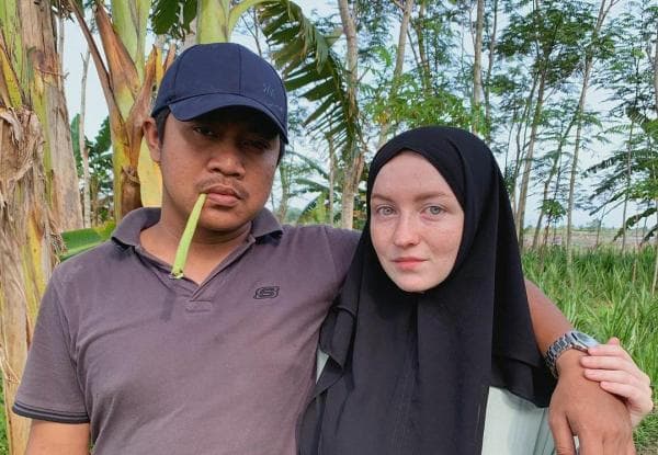 Viral! Kisah Pria Desa yang Berhasil Pincut Bule Cantik Rusia, Jodoh Gak Kemana Viral! Kisah Pria Desa yang Berhasil Pincut Bule Cantik Rusia, Jodoh Gak Kemana
