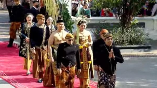 Tampilan Kaesang dan Erina Kenakan Busana Pengantin Dodotan Gaya Solo Basahan Saat Ngunduh Mantu