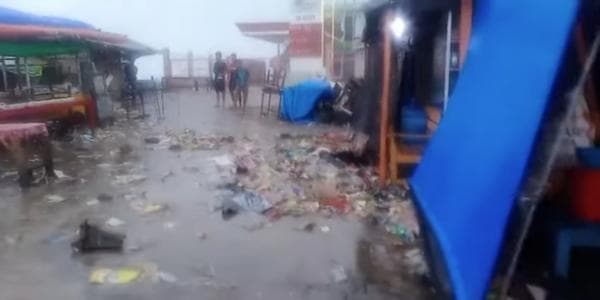 Wisata Kuliner Teluk Batako Dipenuhi Sampah, Akibat Angin Kencang dan Gelombang Tinggi