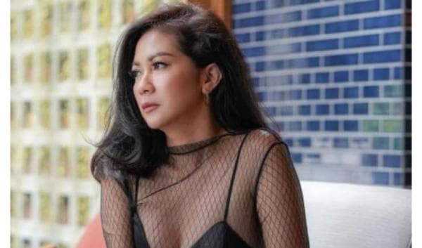 Potret Seksi Tante Antien Belahan Dada Rendah Undang Komentar Nakal Netizen