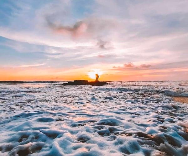 Bingung Liburan Akhir Tahun Kemana? Pantai Karang Hawu Bisa Jadi Alternatif