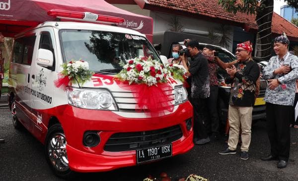 Akhir Tahun, Bank Jatim Salurkan Bantuan Penataan Kios dan Ambulan
