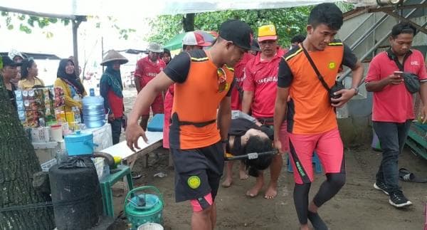 Wisatawan Terkapar Saat Asik Menikmati Pantai Petugas Penjaga Pantai Sigap Berikan Pertolongan