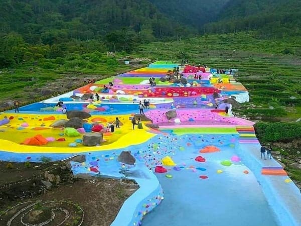 Indahnya Bumi Pelangi Jalaksana di Kuningan, Banyak Spot Foto Warna-warni yang Instagenic Indahnya Bumi Pelangi Jalaksana di Kuningan, Banyak Spot Foto Warna-warni yang Instagenic