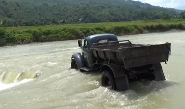 Truk Perang Eks Soviet Eksis di Jonggol, Jadi Pengangkut Pasir dan Sanggup Lintasi Sungai