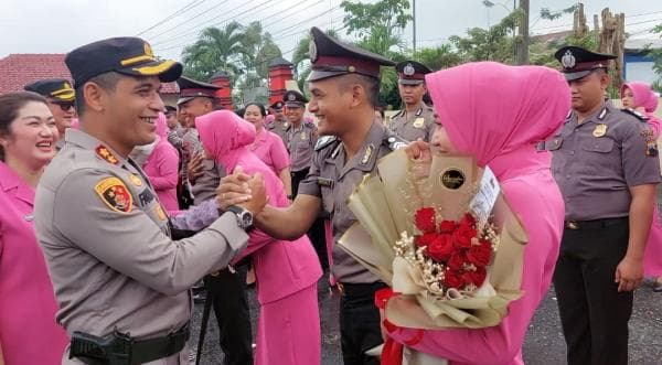 Suami Naik Pangkat, Artis Yeni Inka Bungah