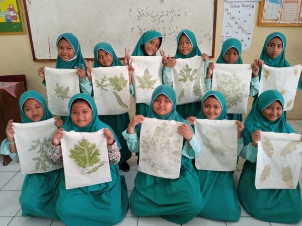 Pelajar MI PUI Dermayu Sindang Belajar Ecoprint dengan Teknik Pukul Pelajar MI PUI Dermayu Sindang Belajar Ecoprint dengan Teknik Pukul