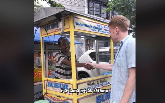 Tukang Bubur Kacang Hijau Jago Bahasa Inggris dan Jepang, Bayar Rp7.000 Langsung Diajarkan