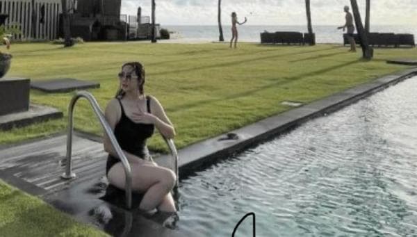 Seksinya Aura Kasih Kenakan Swimsuit di Kolam Renang Bikin Netizen Gerah