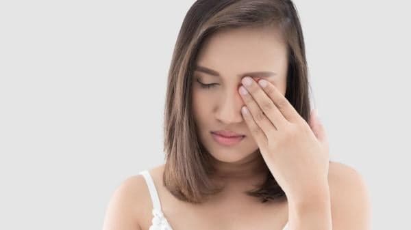 Jangan Pake Jari! Begini Cara Bersihkan Belekan di Mata