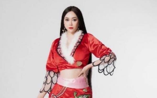Potret Aura Kasih Cosplay Ratu Bajak Laut, Belahan Paha Terlihat Mulus