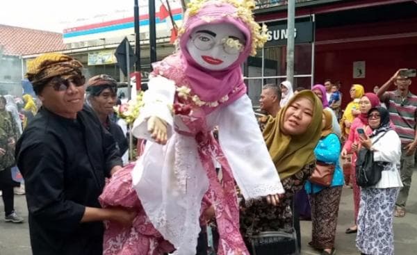 Viral! Aksi Boneka Brendung Ikut Kirab di Pemalang Bikin Horor, Bonekanya Menari Sendiri Viral! Aksi Boneka Brendung Ikut Kirab di Pemalang Bikin Horor, Bonekanya Menari Sendiri